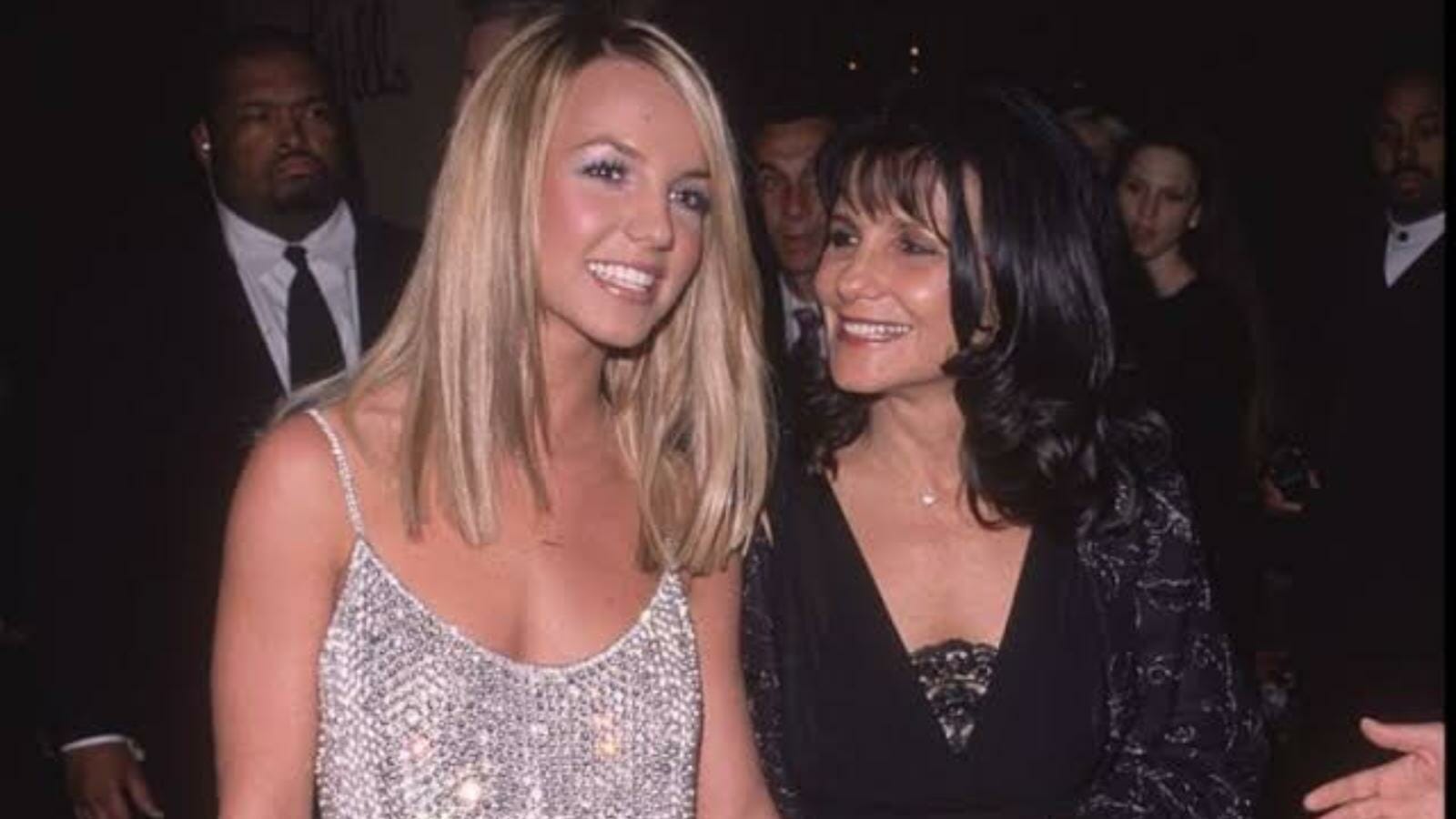 Britney Spears all in smiles with her mother Lynn