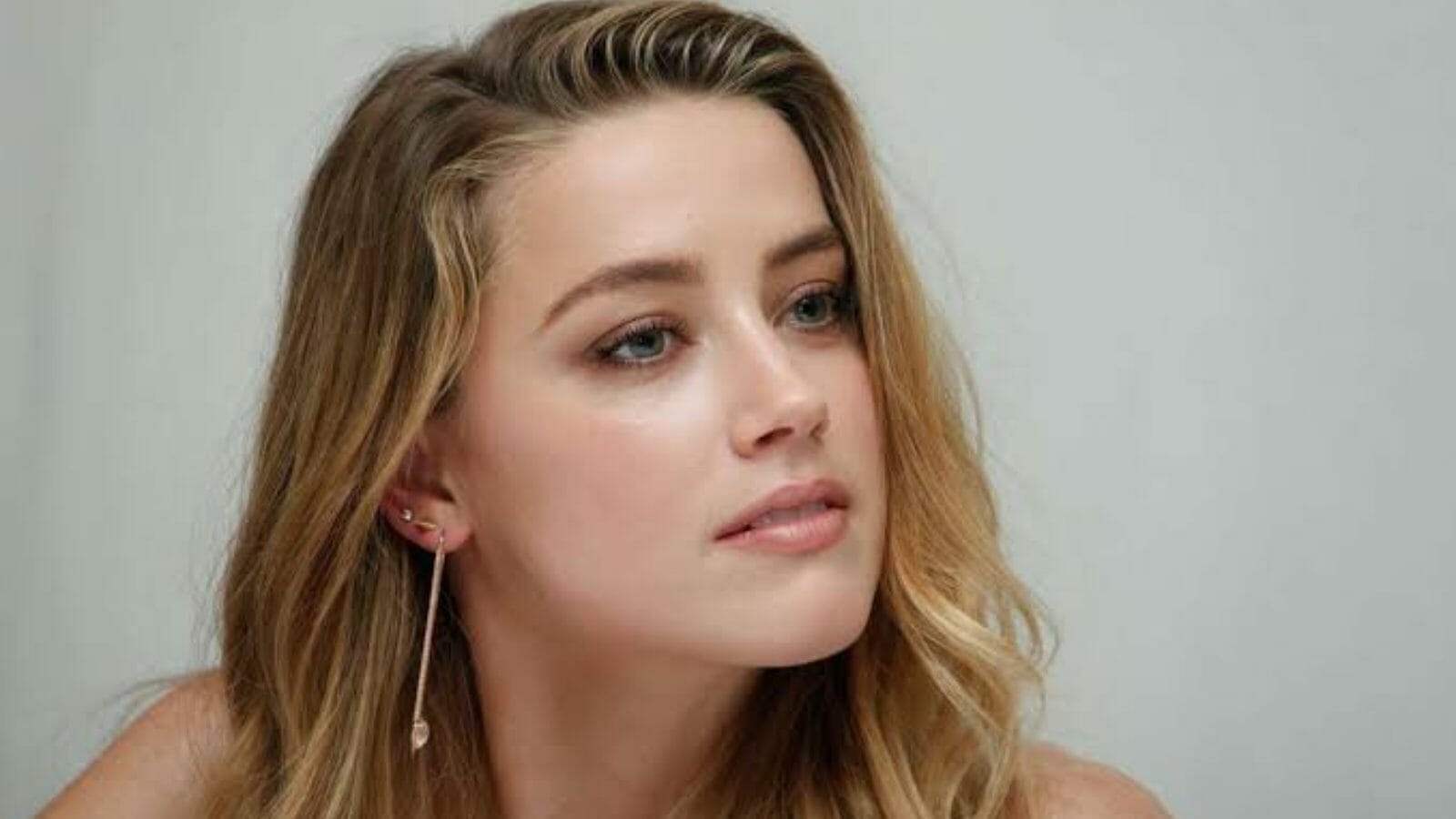 Amber Heard caught by the paps getting out of a private jet