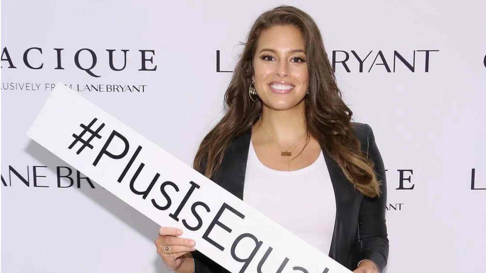 Ashley Graham has shared pictures of her postpartum body to naturalise women bodies