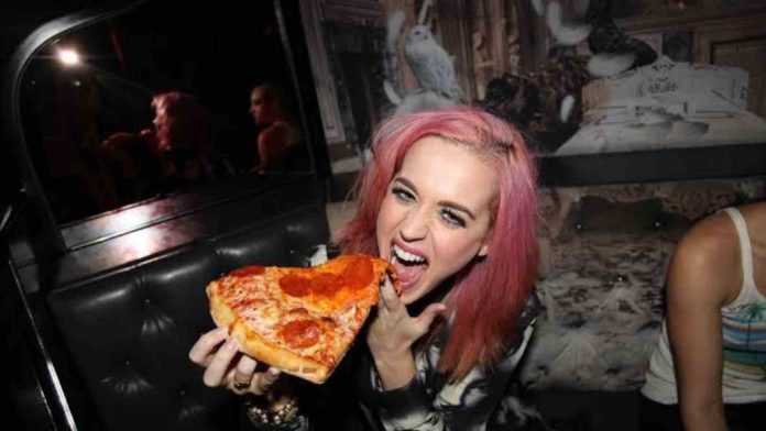 Twitter reacts as Katy Perry flings pizza slices to the people in a Las Vegas Club