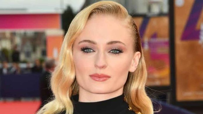 Sophie Turner confuses people as she posts a never-before-seen picture of her baby bump