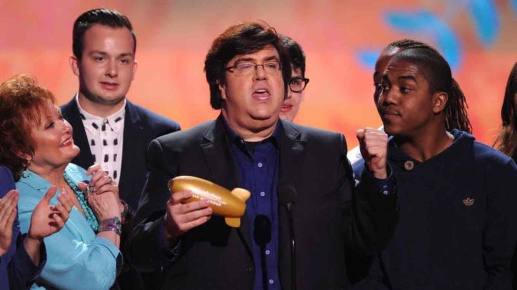 Dan Schneider receiving Kid's Choice Lifetime Achievement award 