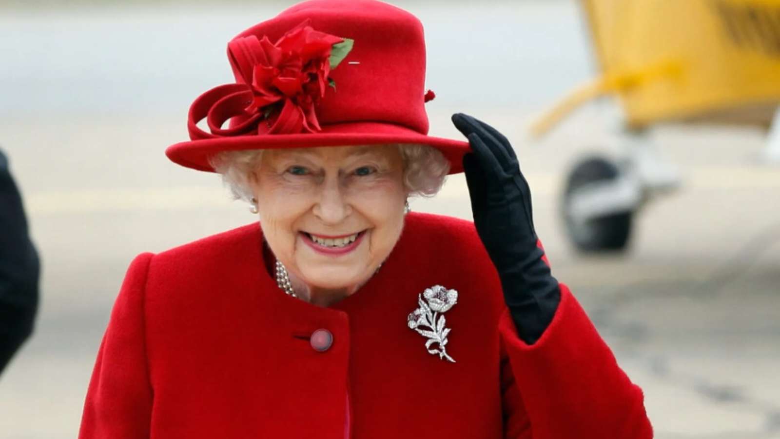 what-did-queen-elizabeth-ii-always-carry-in-her-handbag-first-curiosity