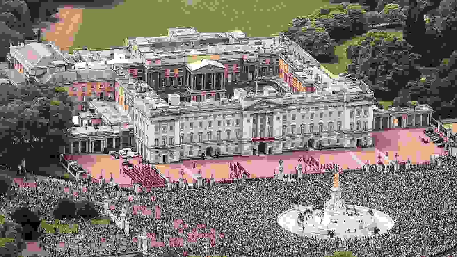 How many rooms does buckingham palace have when was it built 