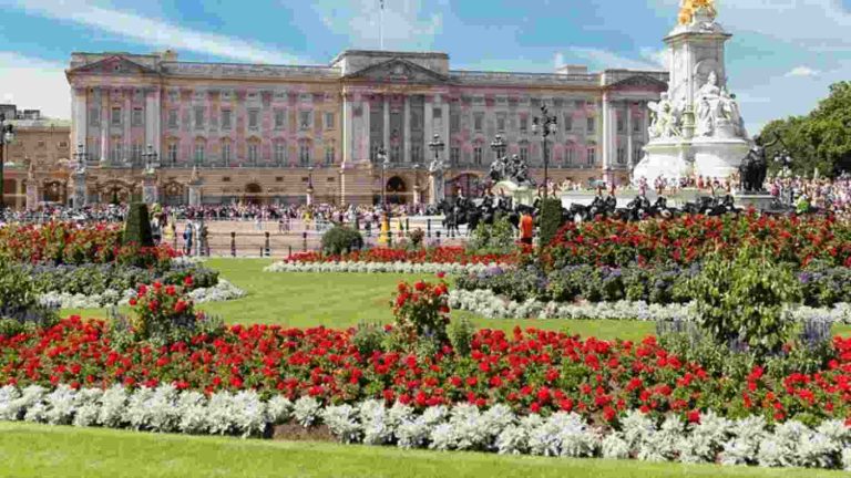 How Many Rooms Does Buckingham Palace Have? When Was It Built