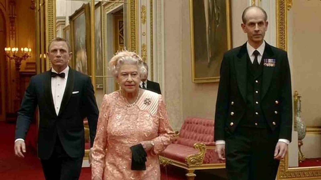 Daniel Craig appearing as James Bond alongside Queen Elizabeth II 