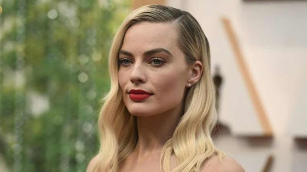 Did Margot Robbie Work At Hooters When She Was 16?