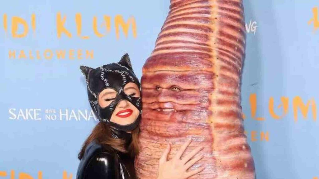 Heidi Klum dressed as an earthworm along with her daughter