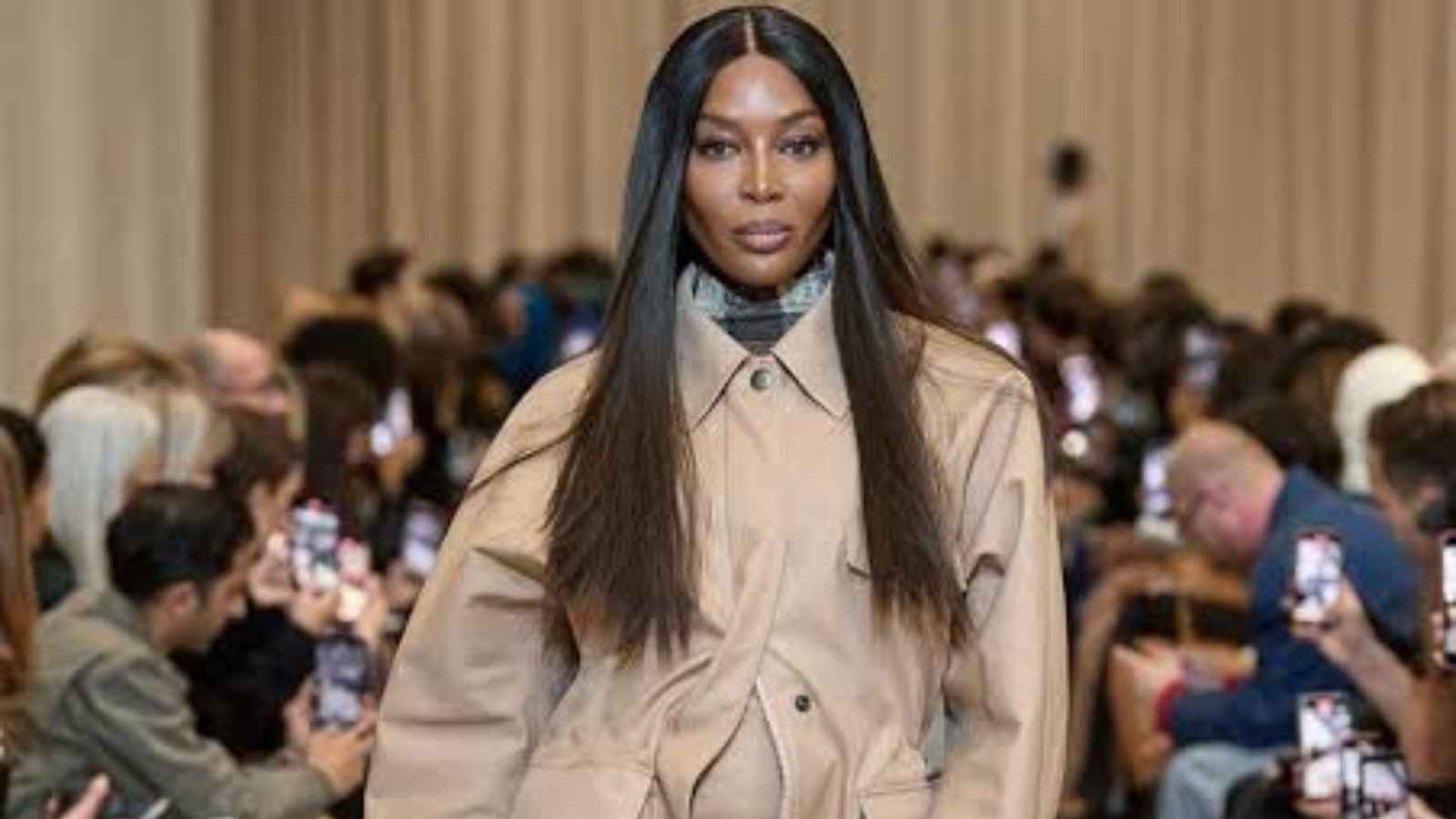 Naomi Campbell in Burberry suit giving us Academia