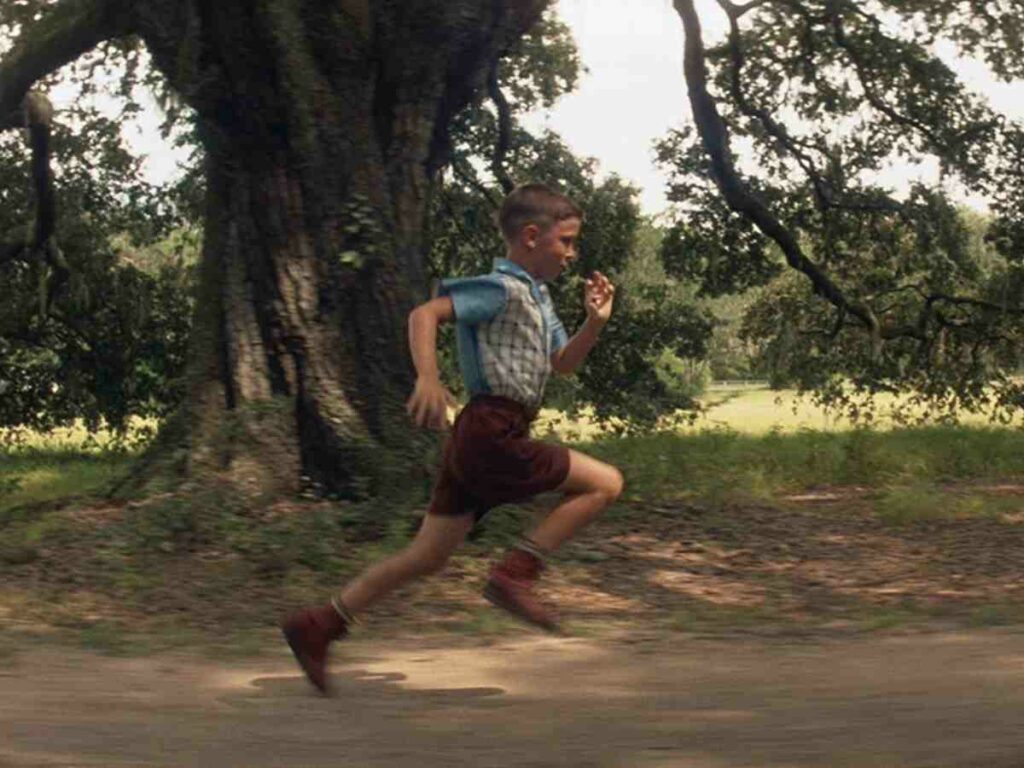 A young Forrest Gump running