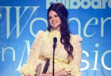 Lana Del Rey With the Visionary Award