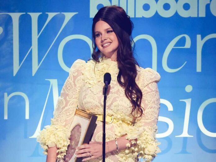 Lana Del Rey With the Visionary Award