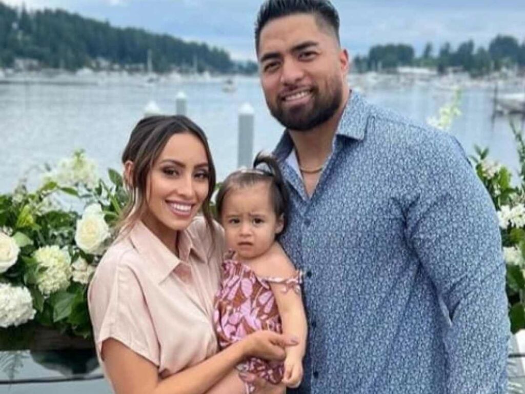 Manti Te'o with wife and kids