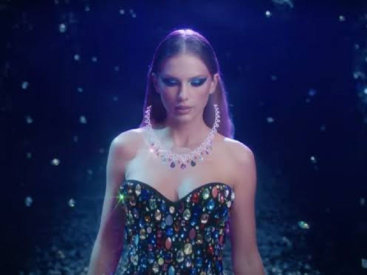 Taylor Swift in the 'Bejeweled' music video