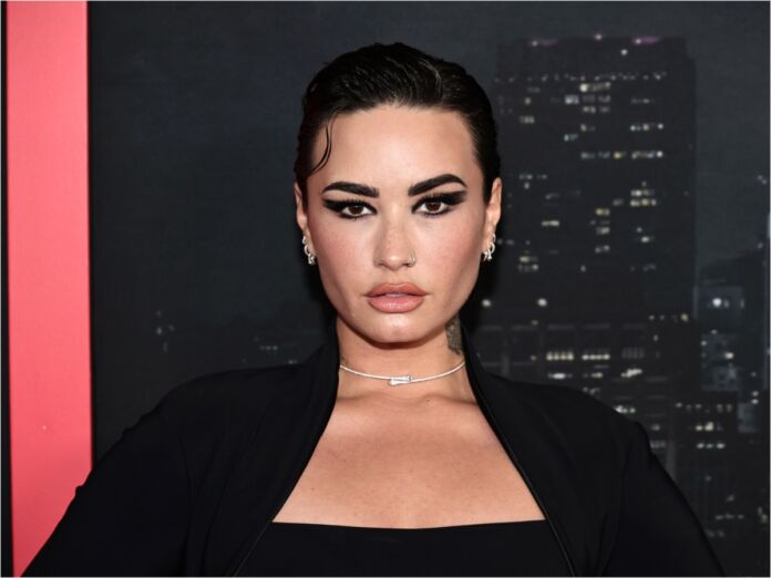 “her Meds Arent Working” Netizens Roast Demi Lovato For Thinking She Captured A Ufo 7950