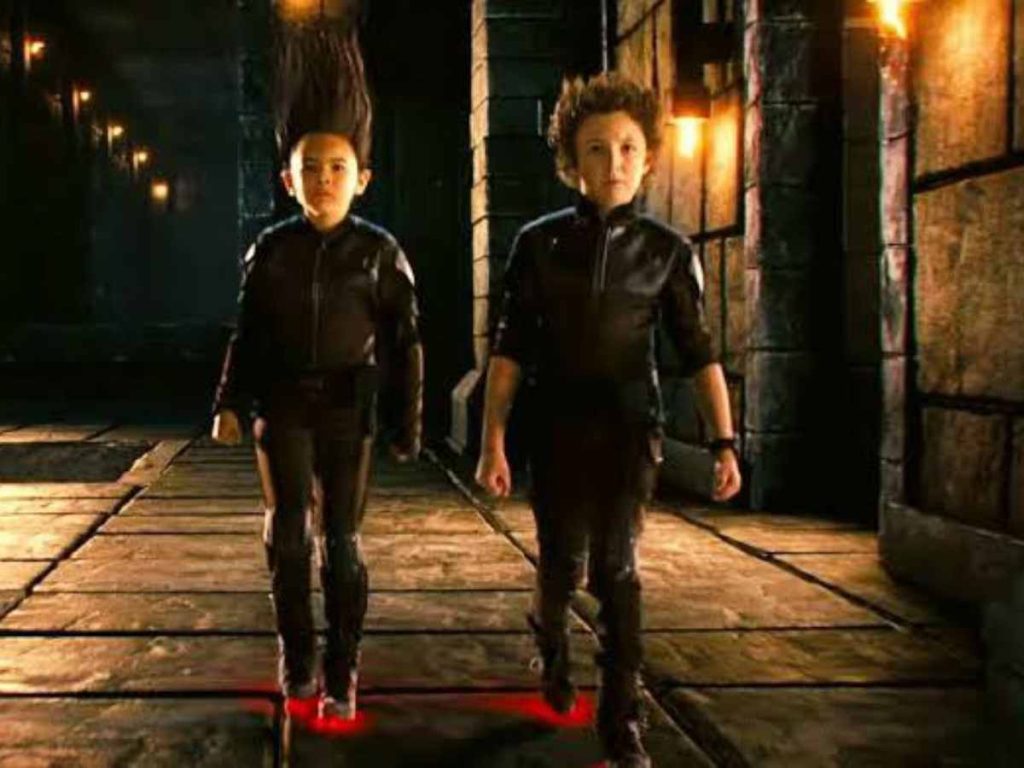 The new Spy Kids in black suit