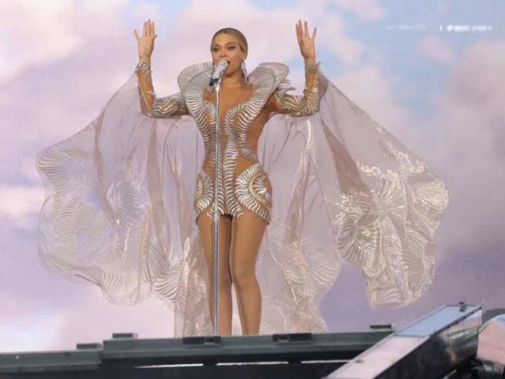 Beyoncé changes an outfit after an audio issue, BeyHive praises the artist's move