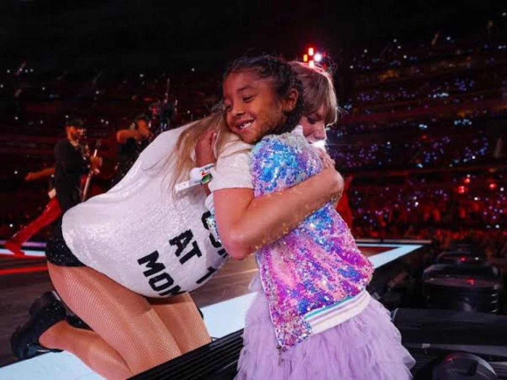 Taylor Swift's hugs Kobe Bryant's daughter after gifting her the hat
