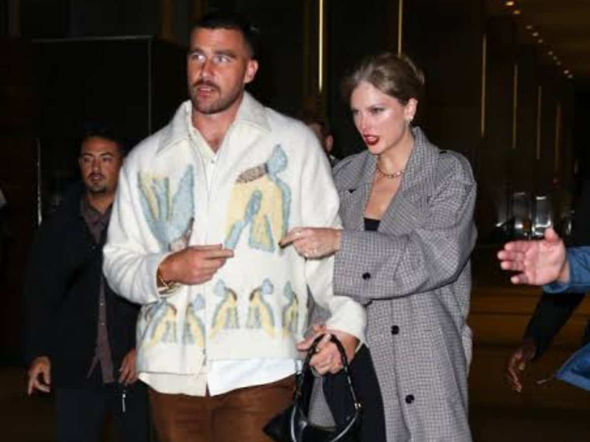 Travis Kelce fulfilled boyfriend duties by holding Taylor Swift's bag during NYC night out