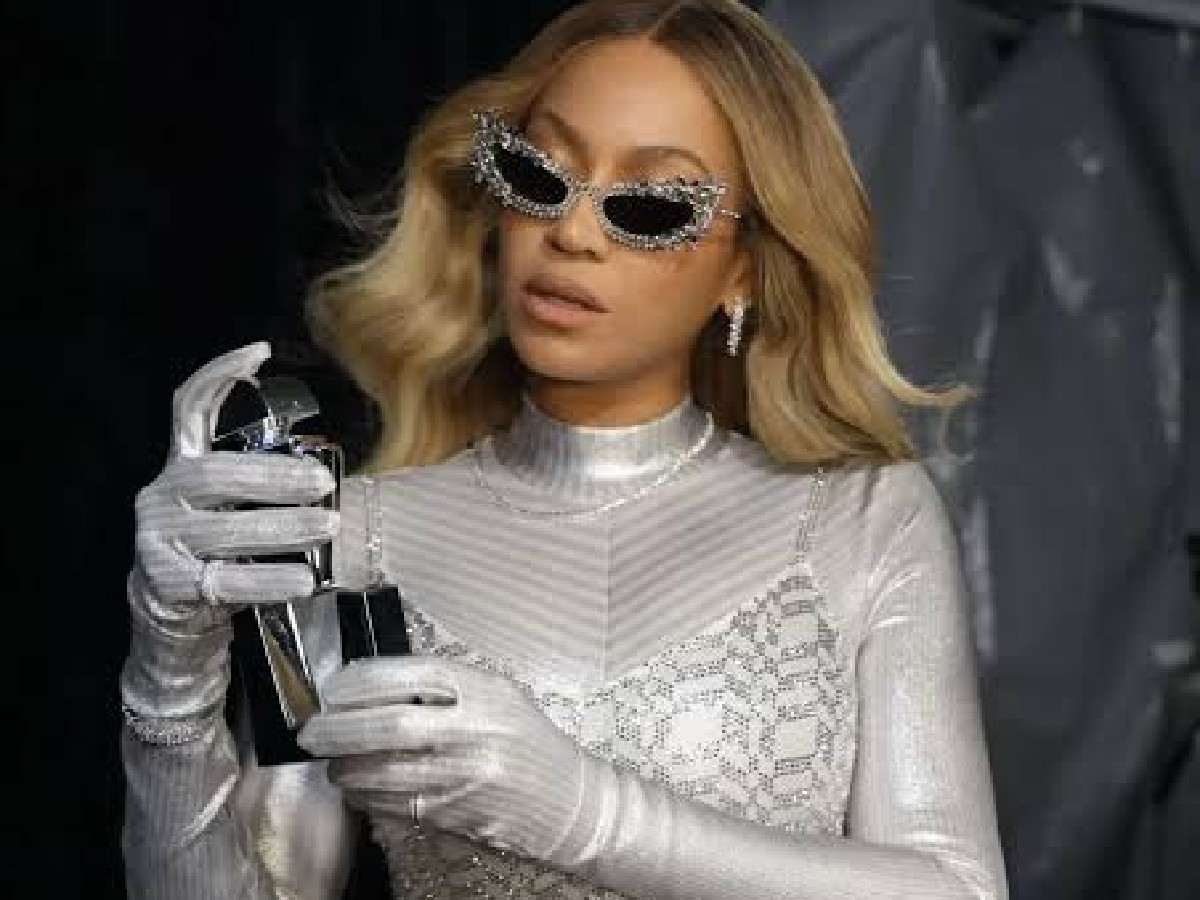 Beyonce with a prototype bottle of Cé Noir'