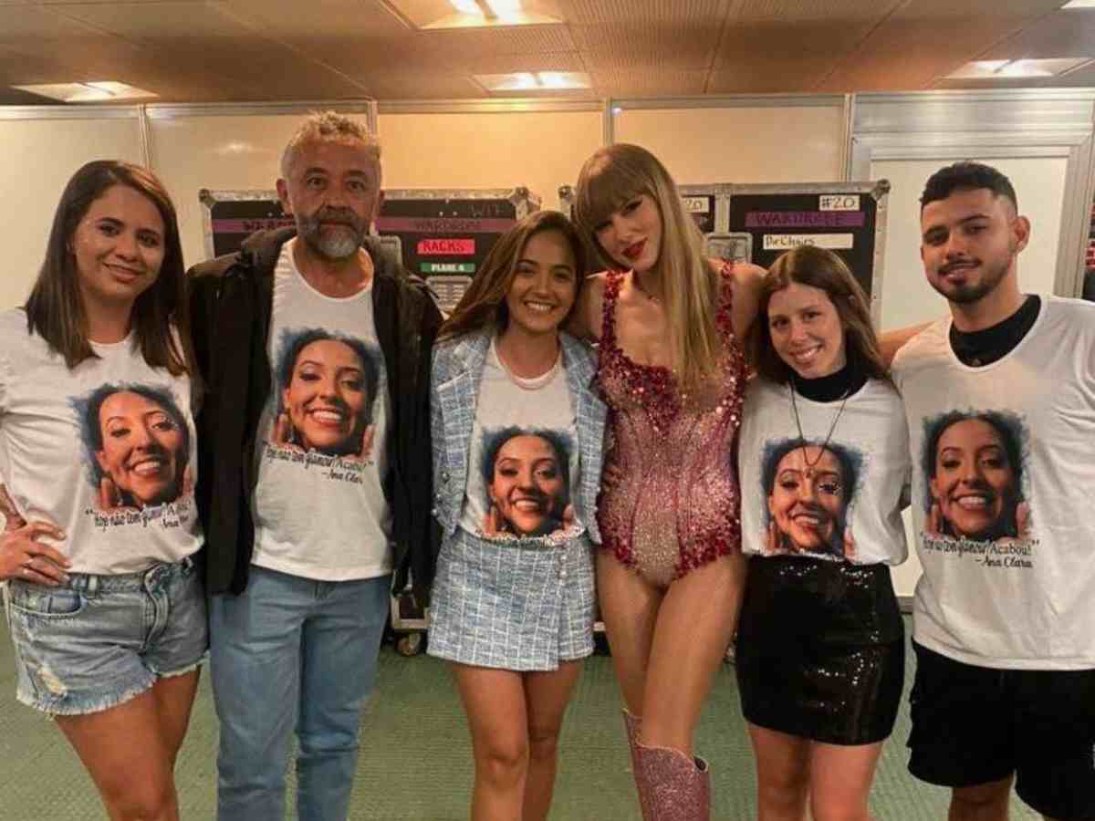 Taylor Swift poses with Ana's family after the Sao Paulo concert of 'Eras Tour'