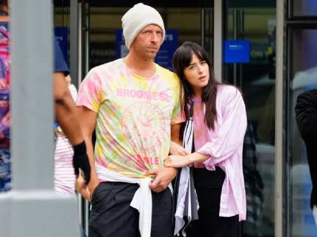 Dakota Johnson Shares How ‘Coldplay’ Singer Chris Martin Helps Her ...