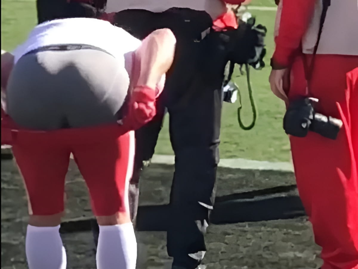 Travis Kelce Mooning at The Raiders fans