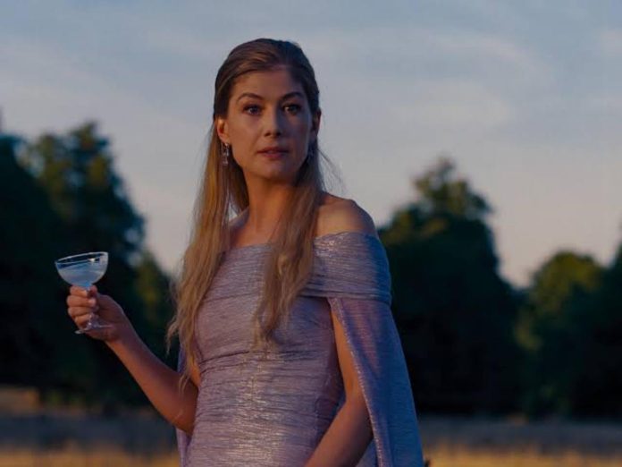 Rosamund Pike reacts to Jacob Elordi's bathwater in 'Saltburn' getting converted into candles
