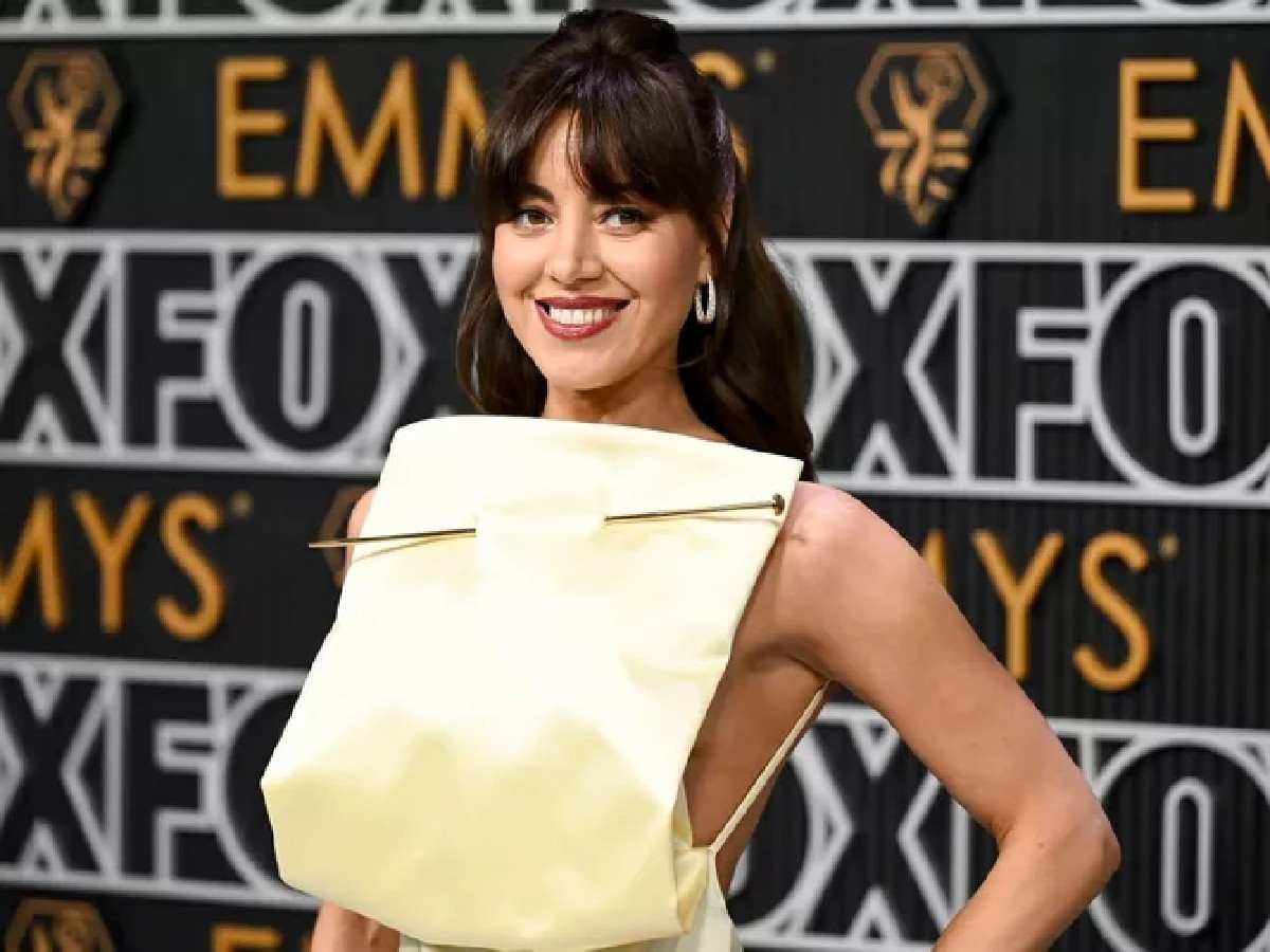Aubrey Plaza Plays Along With The Making Memes Of Her Emmys