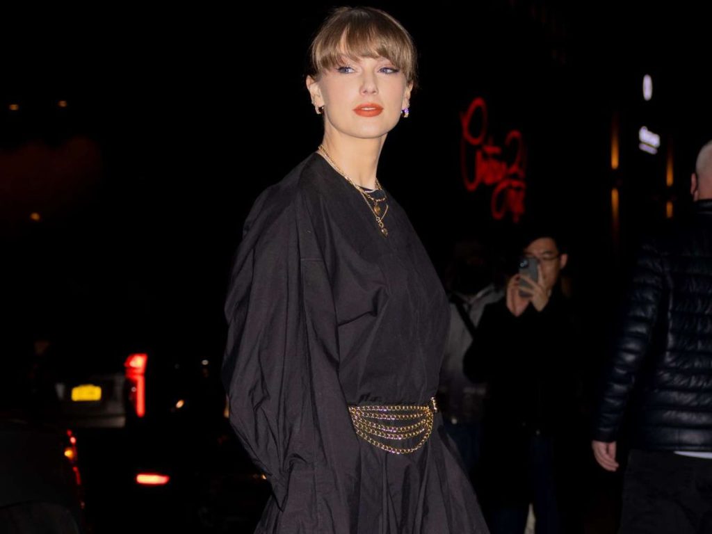 Taylor Swift in all black outfit