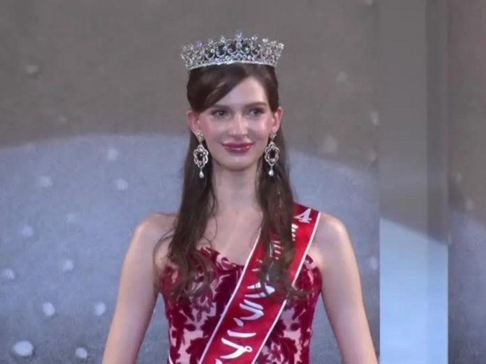 Karolina Shiino with the crown of Miss Japan