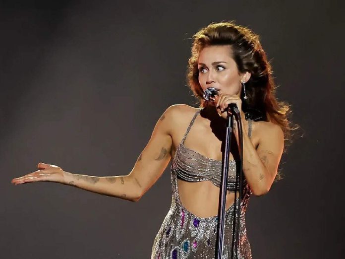 Miley Cyrus Calls out the Dull Crowd at the Grammys