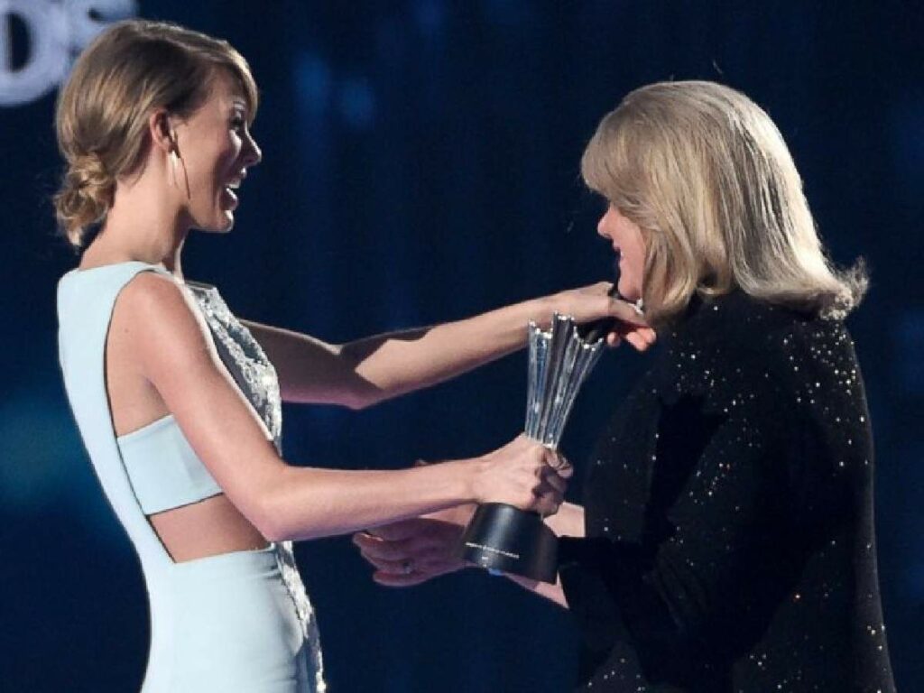 Taylor and Andrea Swift (Image: ACM Awards)