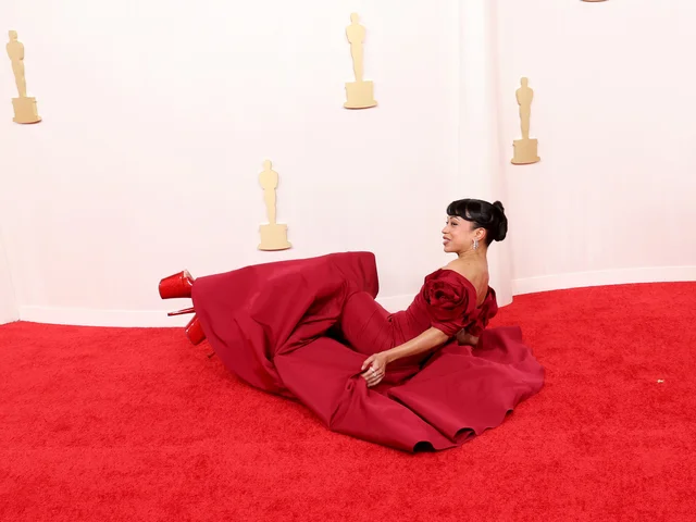 Liza Koshy fell at 2024 Oscars carpet (Image: Getty)