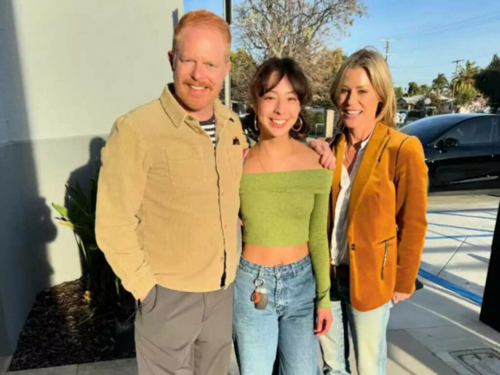 Jesse Tyler Ferguson, Aubrey Anderson-Emmons and Julie Bowen (Credit: Instagram)