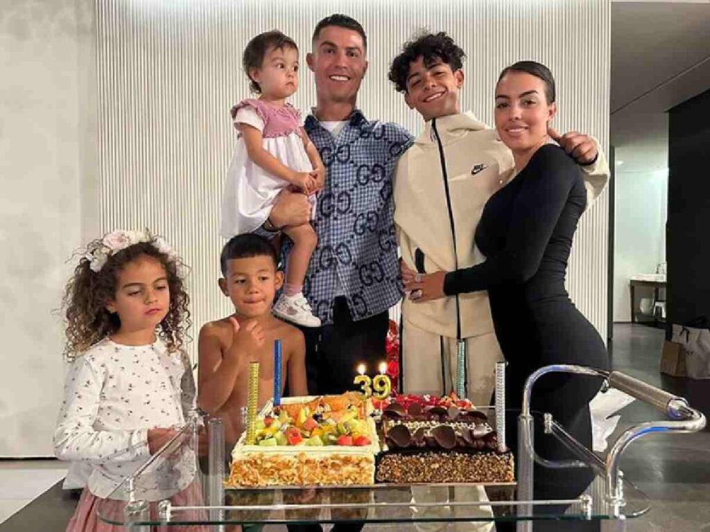 Cristiano Ronaldo with his family (Credit: Instagram)