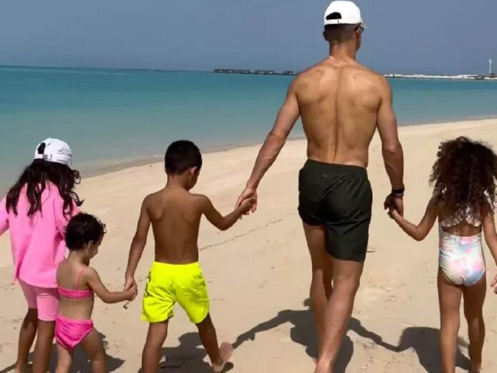 Cristiano Ronaldo with his family (Credit: Instagram)