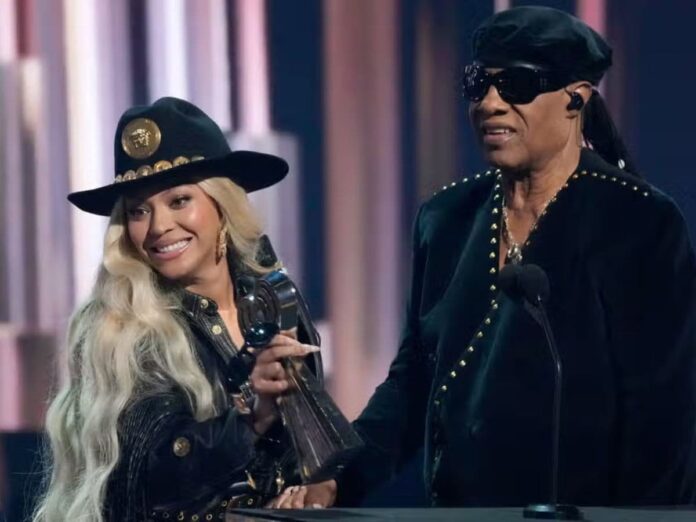 Beyonce accepting the 'Innovator Of The Year' award from Stevie Wonder
