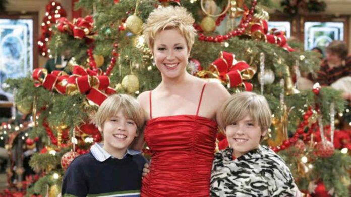 Dylan and Cole Sprouse with Kim Rhodes (Image: Disney )