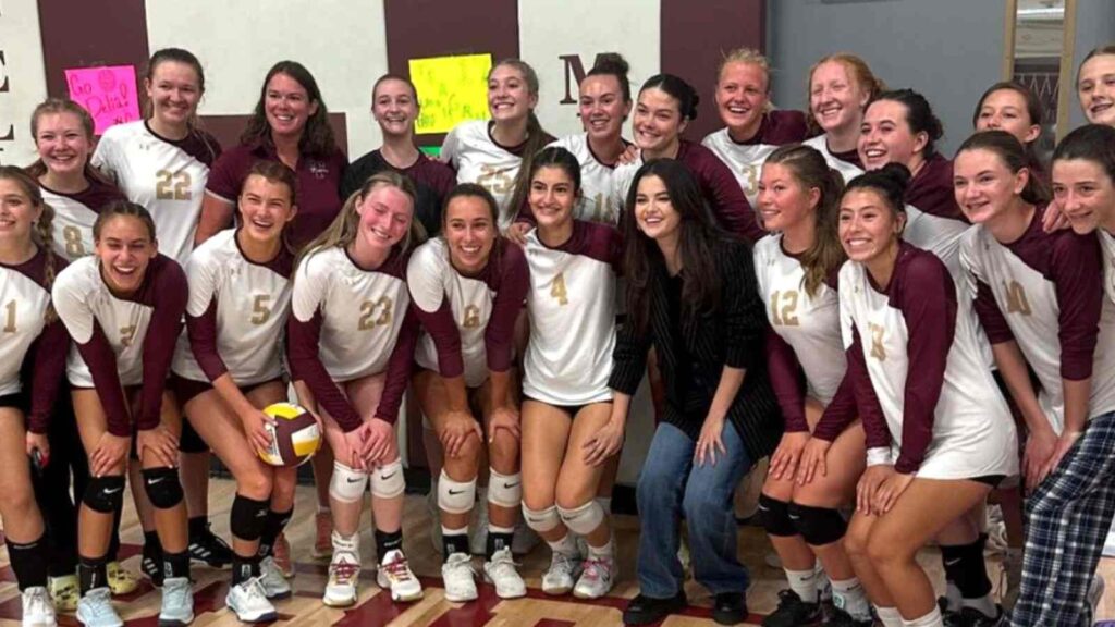 Selena Gomez with the volleyball team (Image: Instagram)