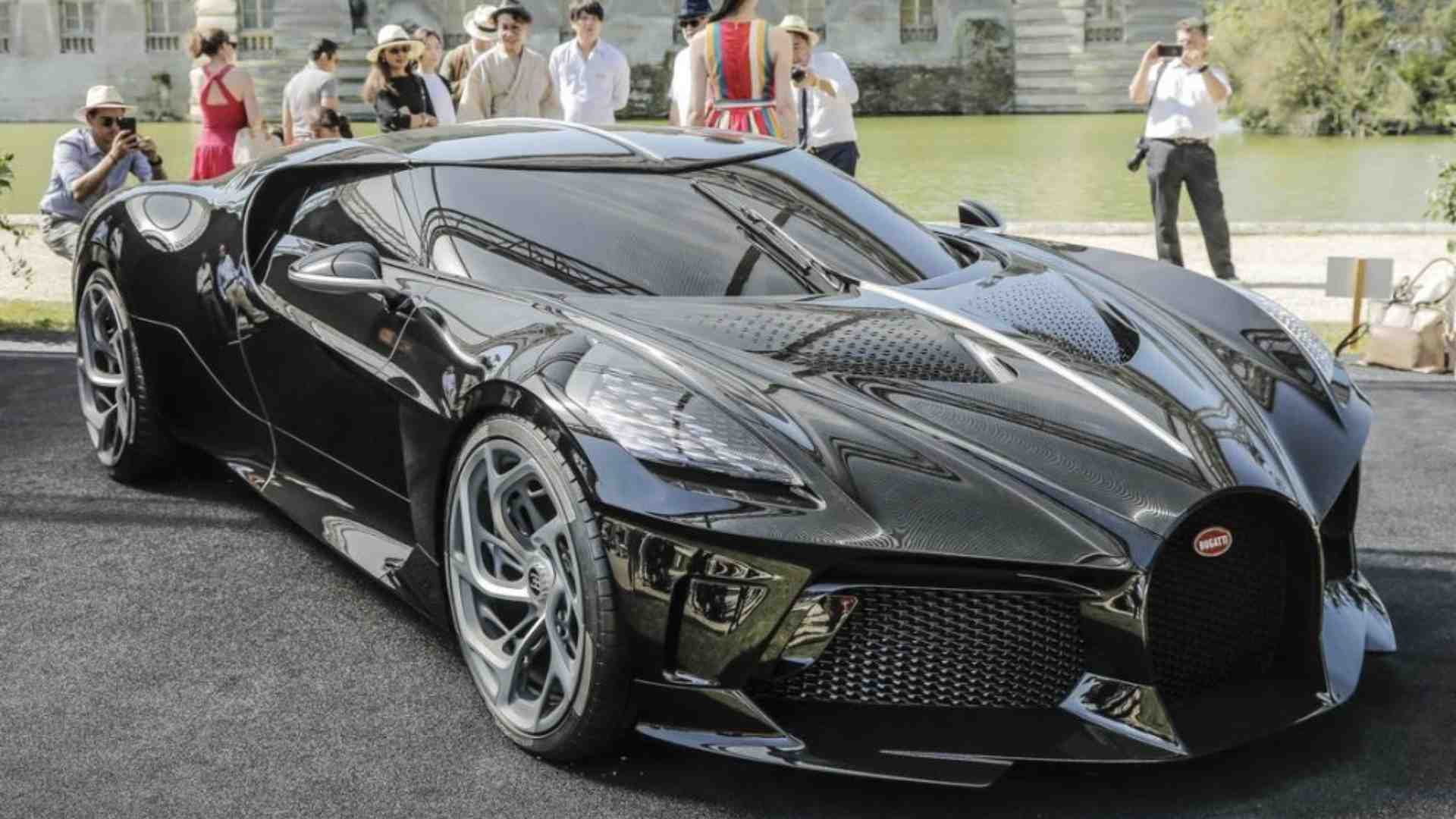 1) Cristiano Ronaldo - Bugatti La Voiture Noire