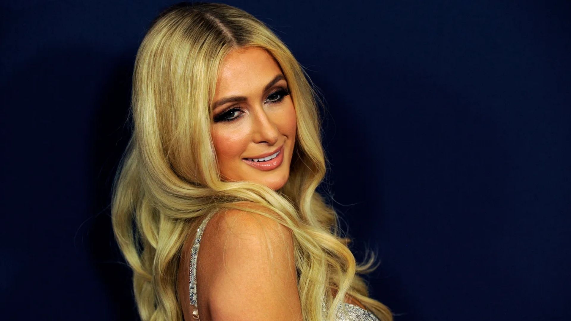 Paris Hilton – Frog Hunting and Vintage Radio Restoring