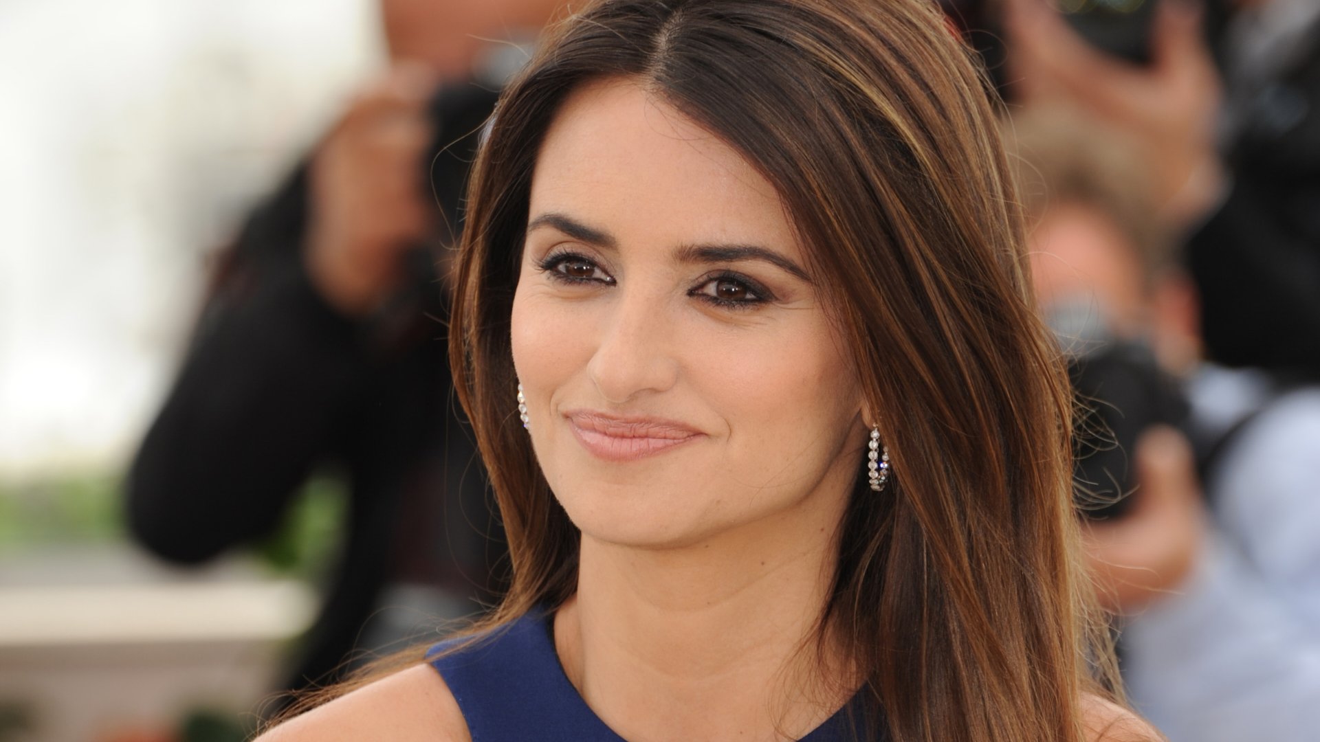 Penélope Cruz – Collecting Coat Hangers