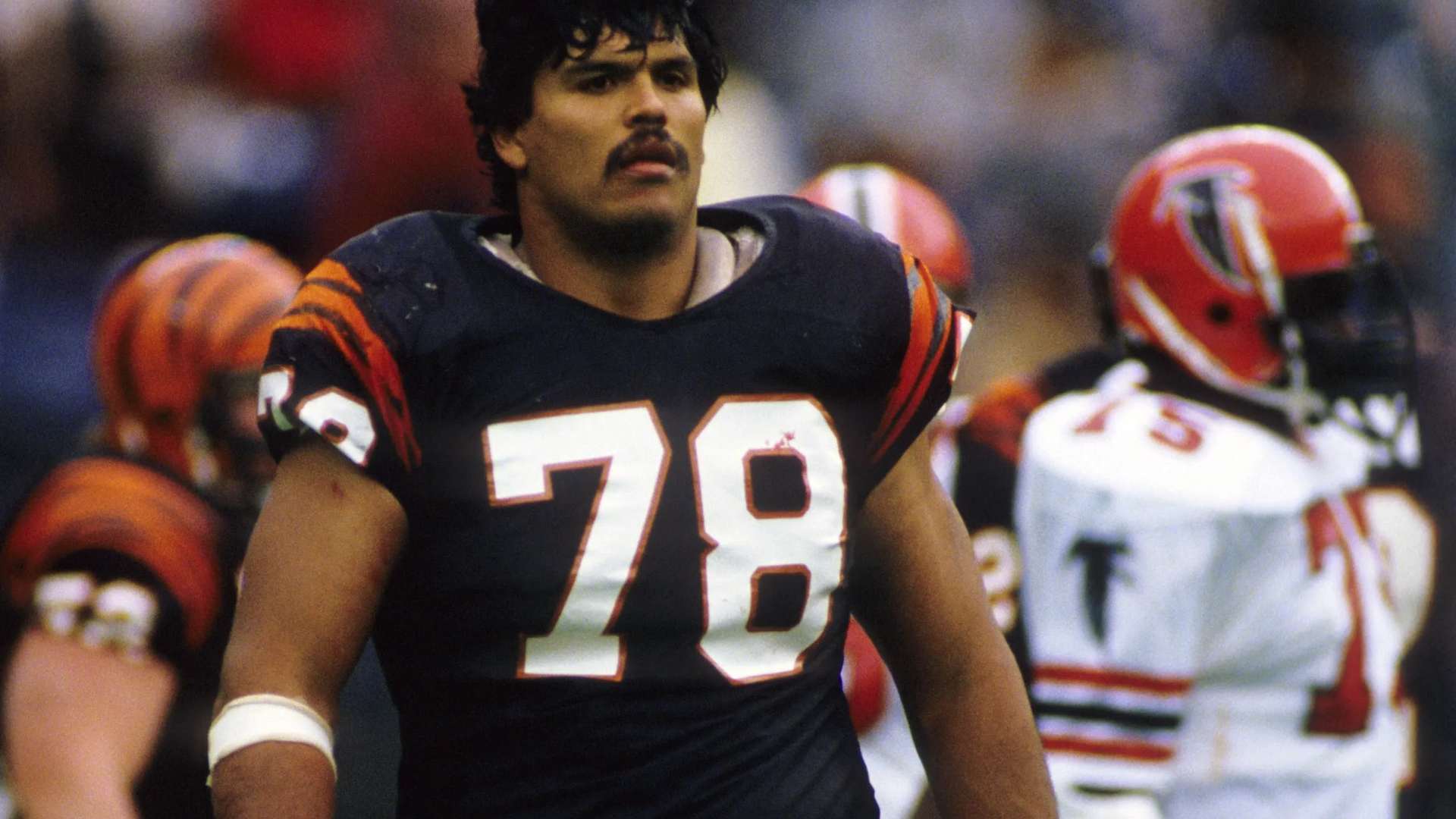 20) Anthony Muñoz