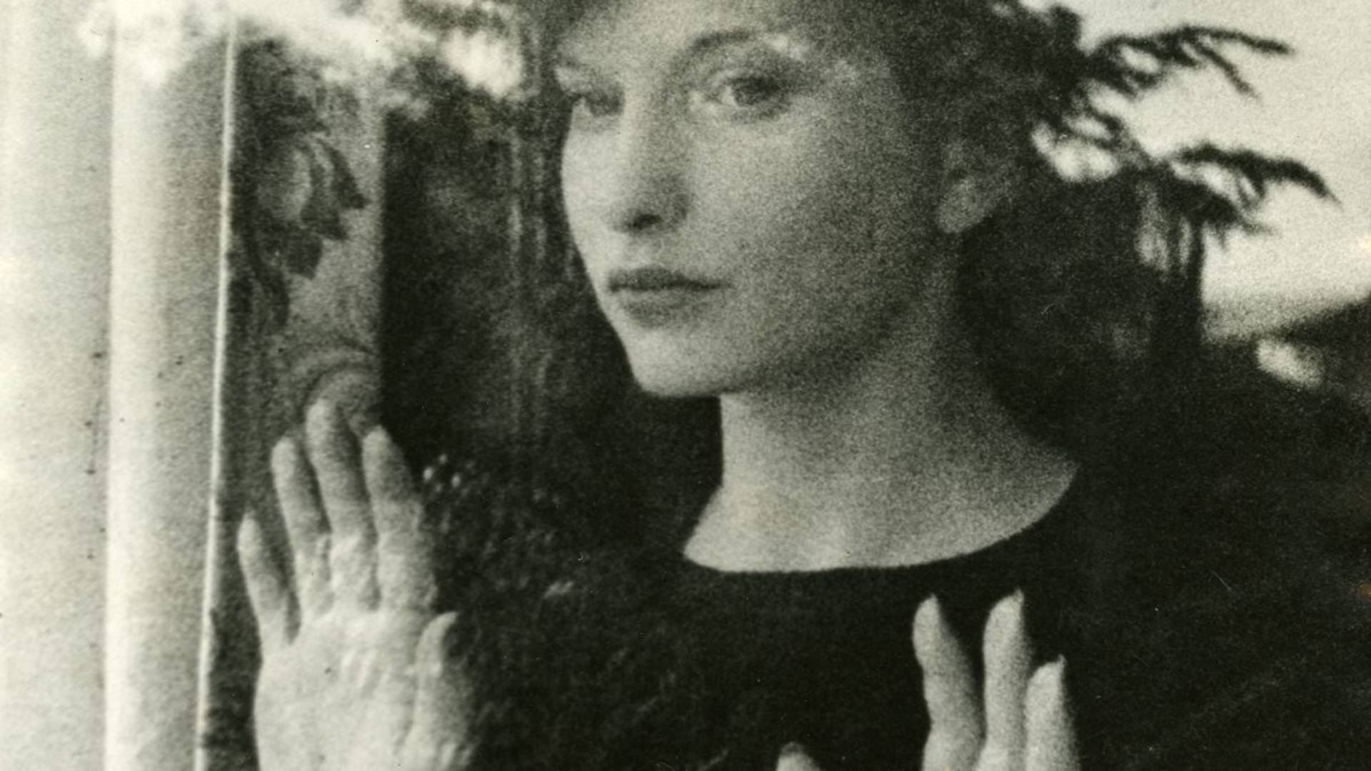 Meshes of the Afternoon (1943) - Maya Deren