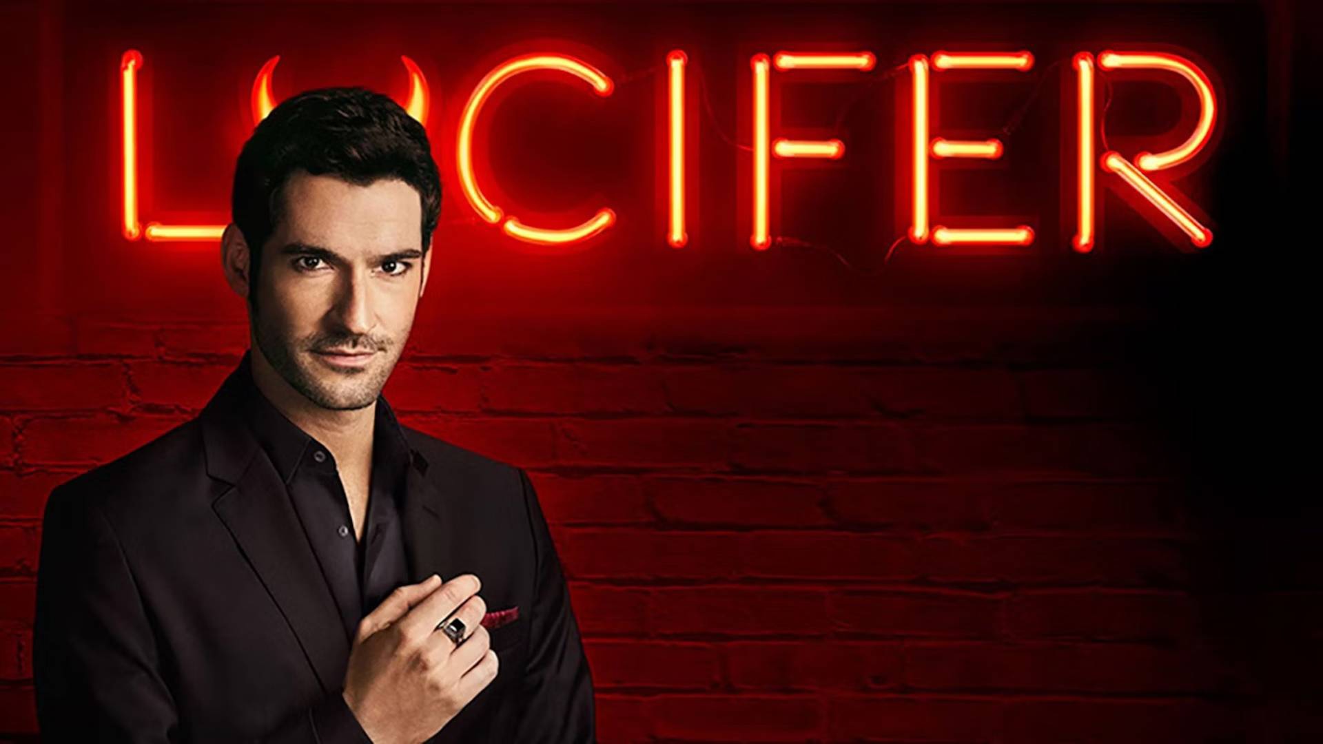 3. Tom Ellis Does All His Own Singing