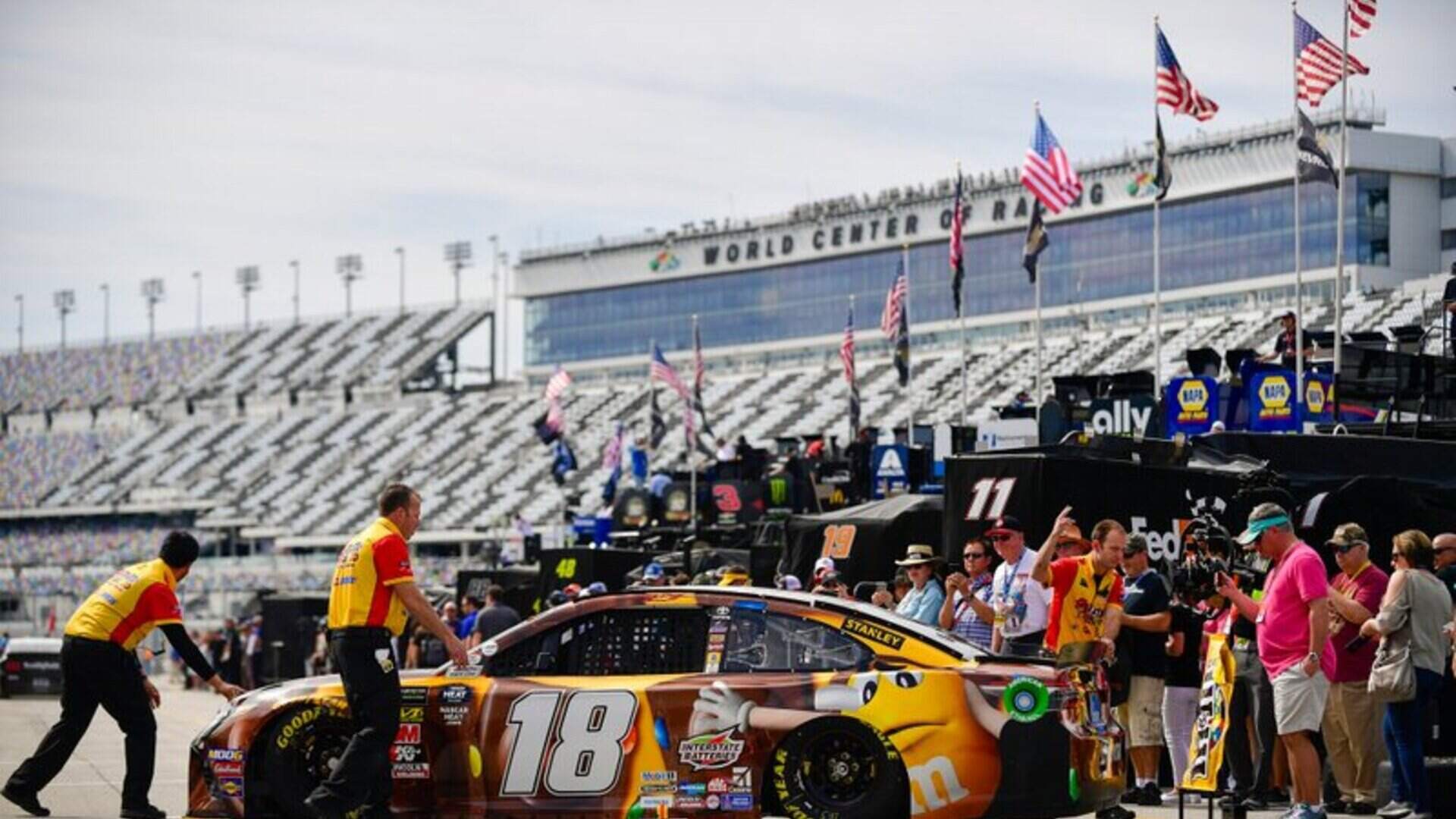 10. Kyle Busch – 2010 Joe Gibbs Racing Crew