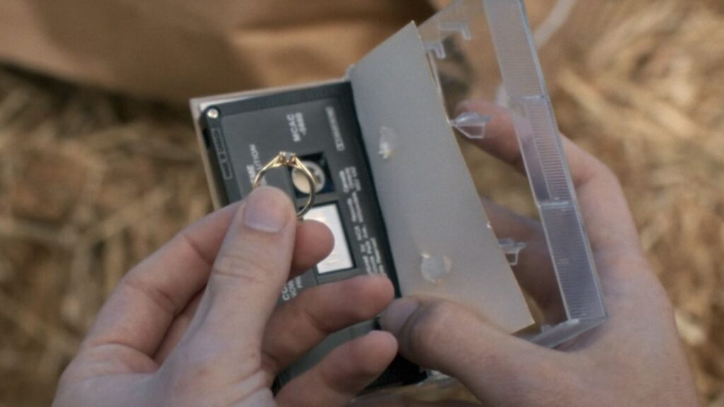 Jonathan has a ring to propose Nancy in Stranger Things, Season 5