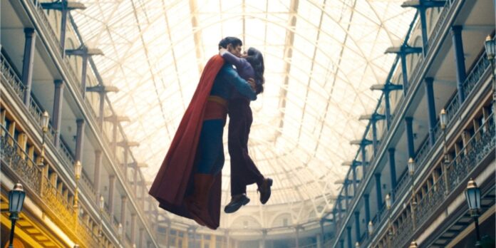 Superman and Lois kissing (Image: Warner Bros)
