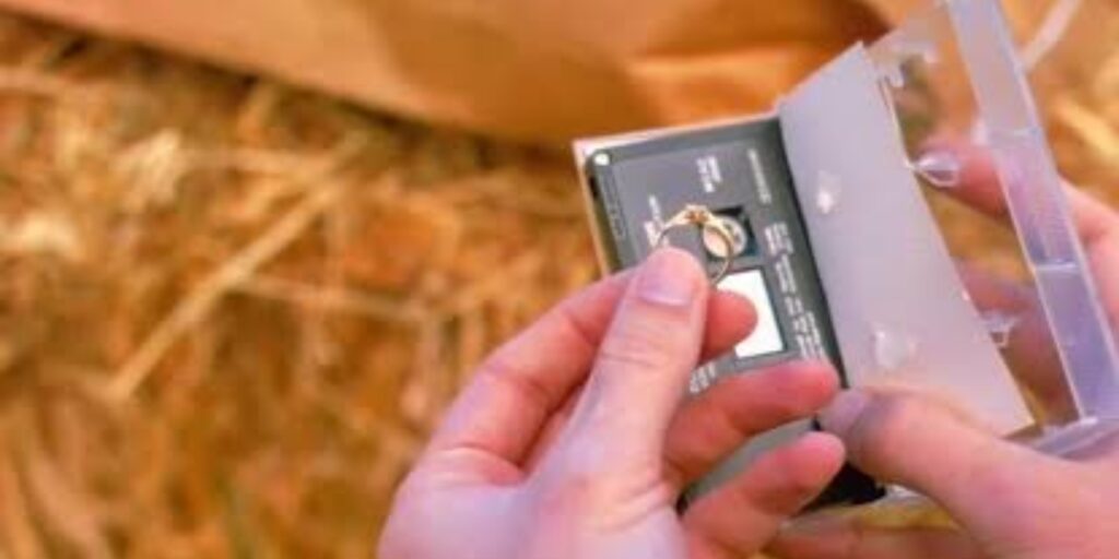 Jonathan hiding the ring (Image: Netflix)